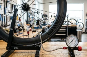 Tabulka tlaku v pláštích na kolo Continental: Správné huštění pro silniční, gravel i horská kola
