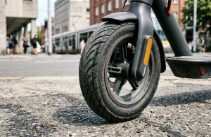 Směr vzorku pneu u skútru: Jak správně nasadit přední a zadní plášť a proč je vzorek obráceně Směr vzorku pneu u skútru: Jak správně nasadit přední a zadní plášť a proč je vzorek obráceně