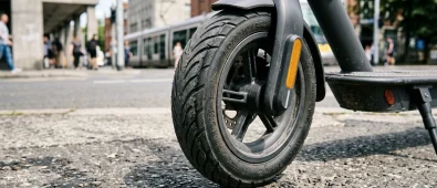 Směr vzorku pneu u skútru: Jak správně nasadit přední a zadní plášť a proč je vzorek obráceně